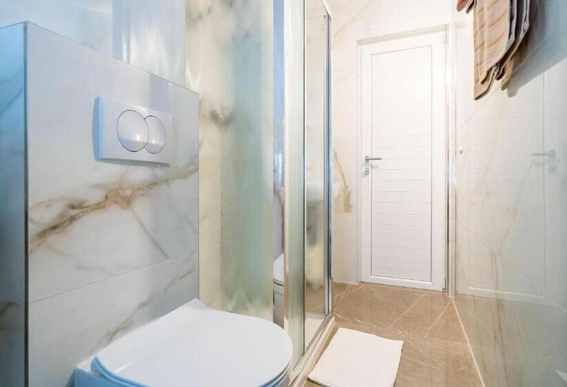 اتاق استاندارد با بالکن و چشم‌انداز باغ, Rooms & Apartments Barišić