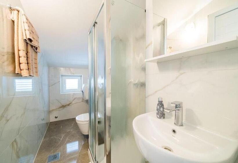 اتاق استاندارد با بالکن و چشم‌انداز باغ, Rooms & Apartments Barišić