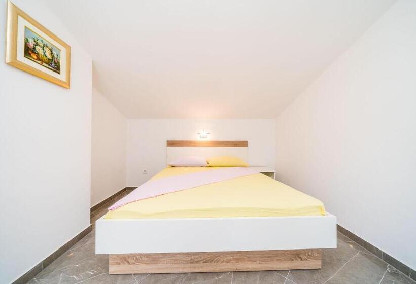 اتاق استاندارد با بالکن و چشم‌انداز باغ, Rooms & Apartments Barišić