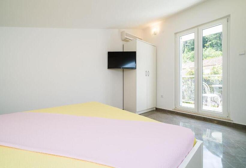 اتاق استاندارد با بالکن و چشم‌انداز باغ, Rooms & Apartments Barišić