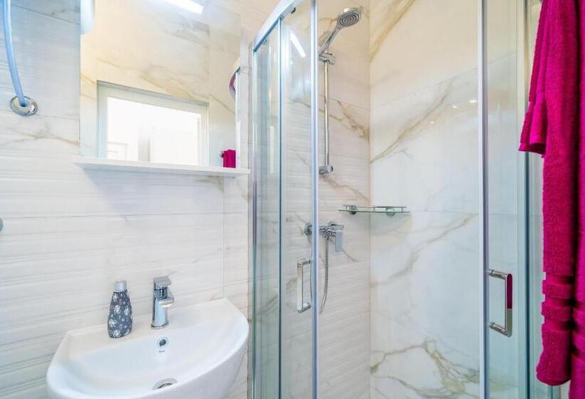 اتاق استاندارد با چشم‌انداز باغ, Rooms & Apartments Barišić
