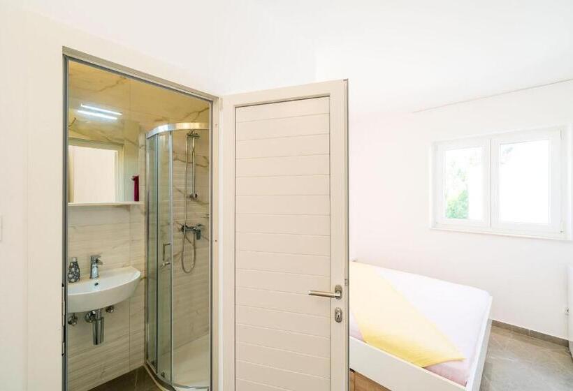 اتاق استاندارد با چشم‌انداز باغ, Rooms & Apartments Barišić