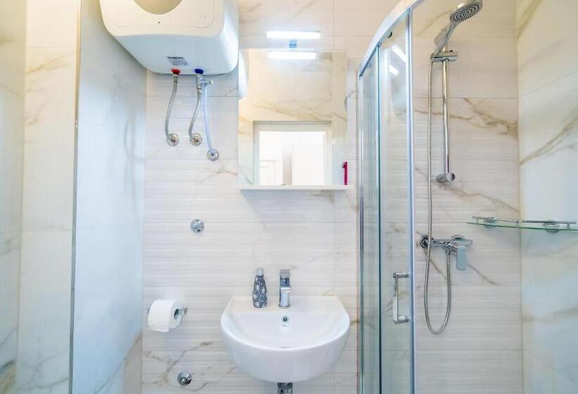 اتاق استاندارد با چشم‌انداز باغ, Rooms & Apartments Barišić