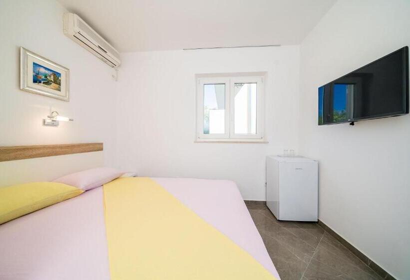 اتاق استاندارد با چشم‌انداز باغ, Rooms & Apartments Barišić