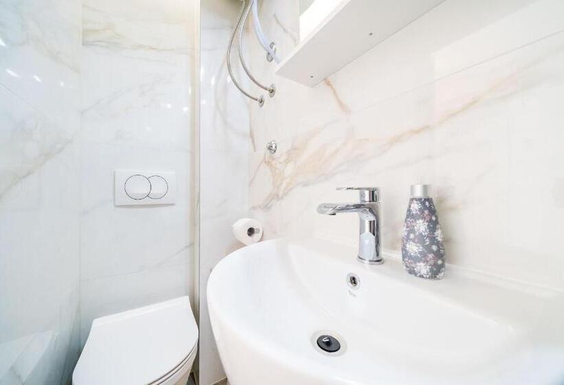 اتاق استاندارد با چشم‌انداز باغ, Rooms & Apartments Barišić