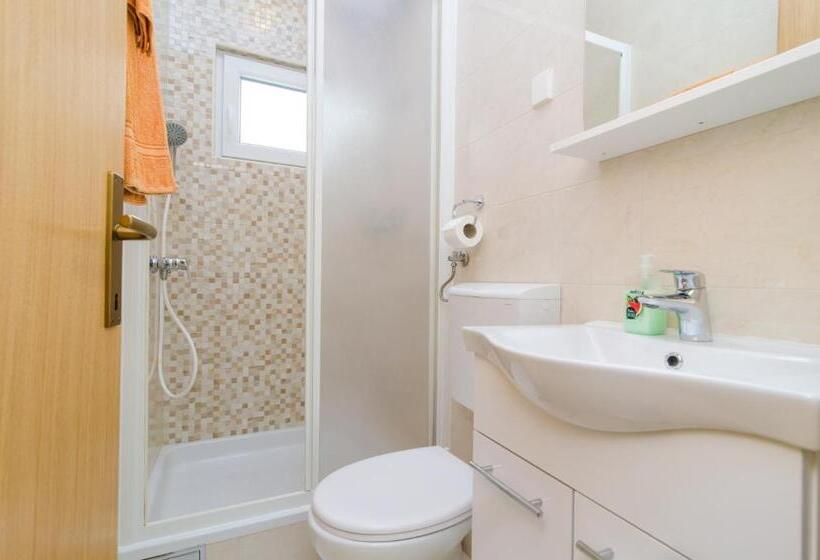 استودیو استاندارد با چشم‌انداز باغ, Rooms & Apartments Barišić