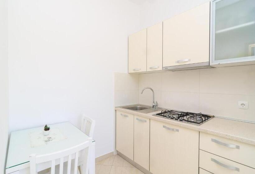 استودیو استاندارد با چشم‌انداز باغ, Rooms & Apartments Barišić