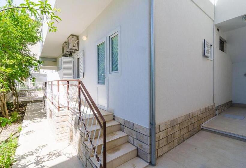 Superior studio with garden view, Rooms & Apartments Barišić