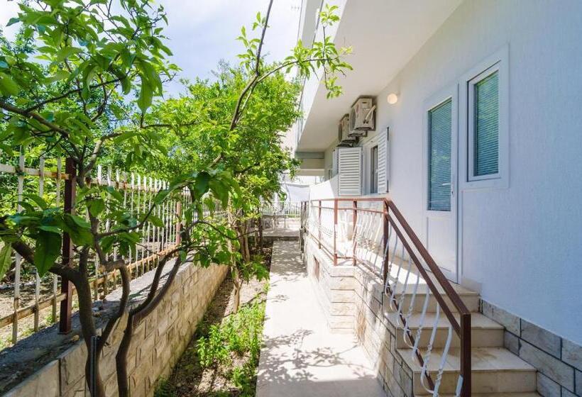 Superior studio with garden view, Rooms & Apartments Barišić