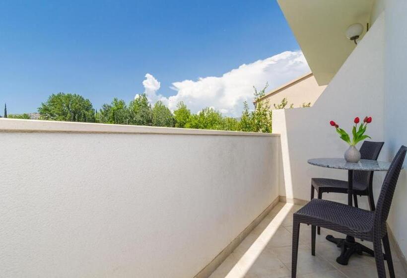 اتاق استاندارد با بالکن و چشم‌انداز باغ, Rooms & Apartments Barišić
