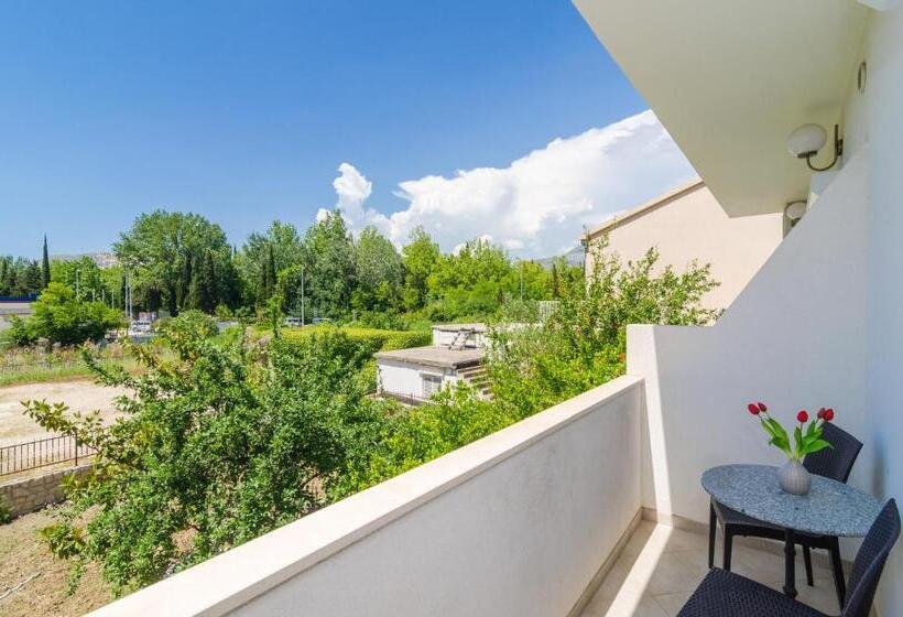 اتاق استاندارد با بالکن و چشم‌انداز باغ, Rooms & Apartments Barišić