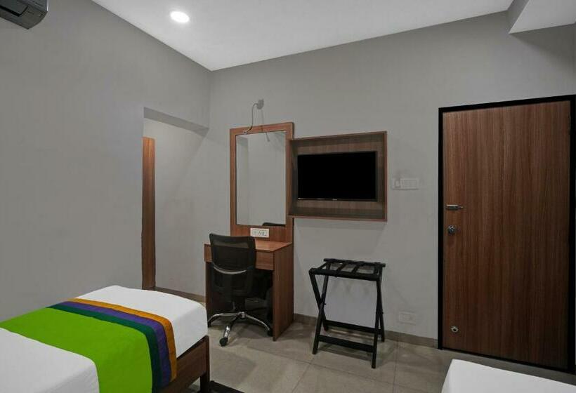 חדר סטנדרט, Treebo Wow, Surat Station