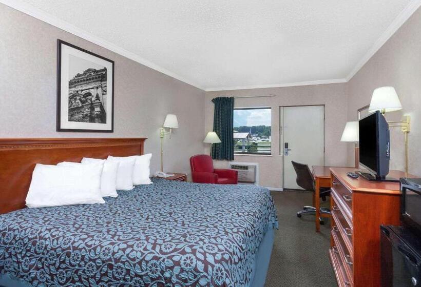 带大床的标准间, Days Inn By Wyndham Morristown