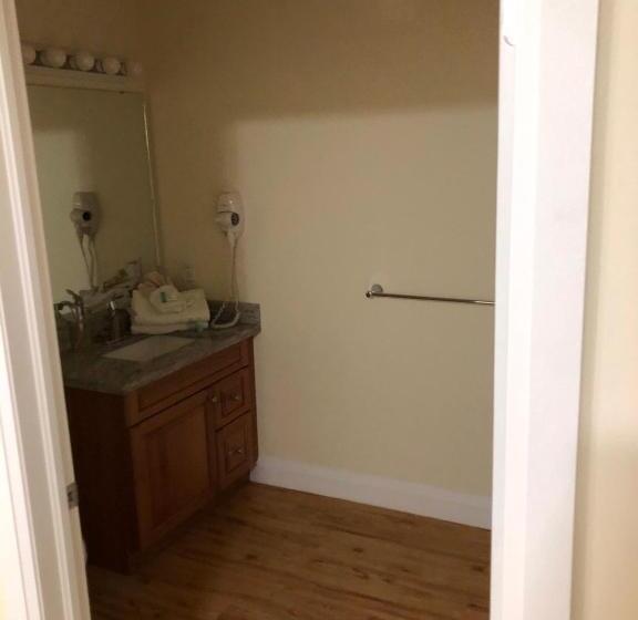 Suite with lake view, Muskoka Lakes Hotel And Resorts