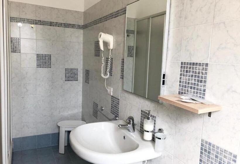 اتاق استاندارد سه نفره, La Siesta Bed&residence