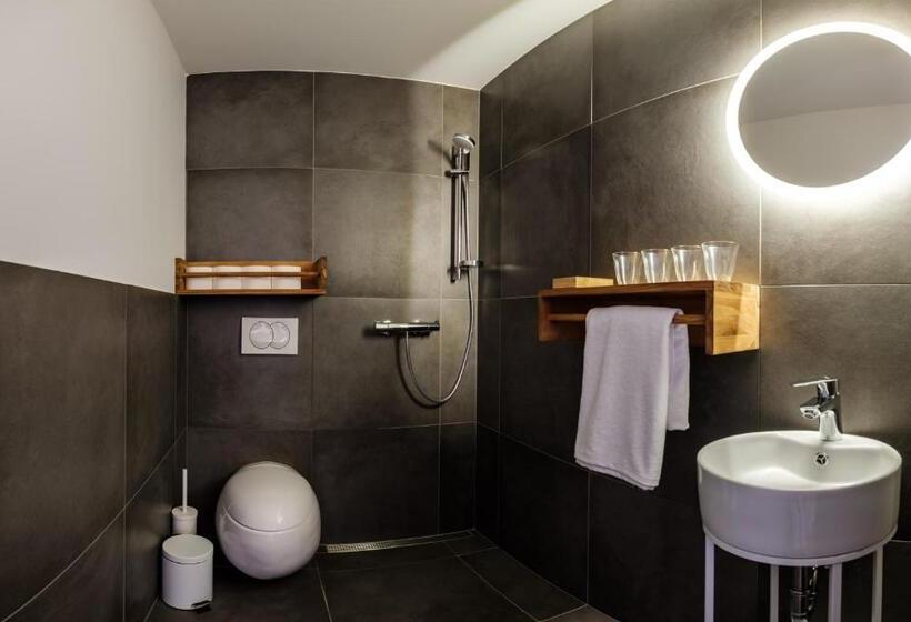 اتاق استاندارد چهار تخته, Almalomb Apartman