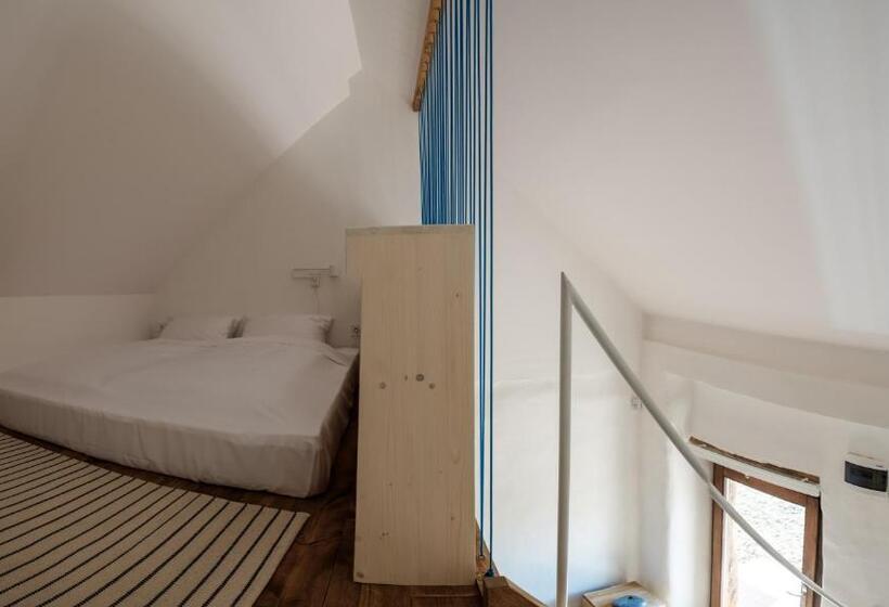اتاق استاندارد چهار تخته, Almalomb Apartman