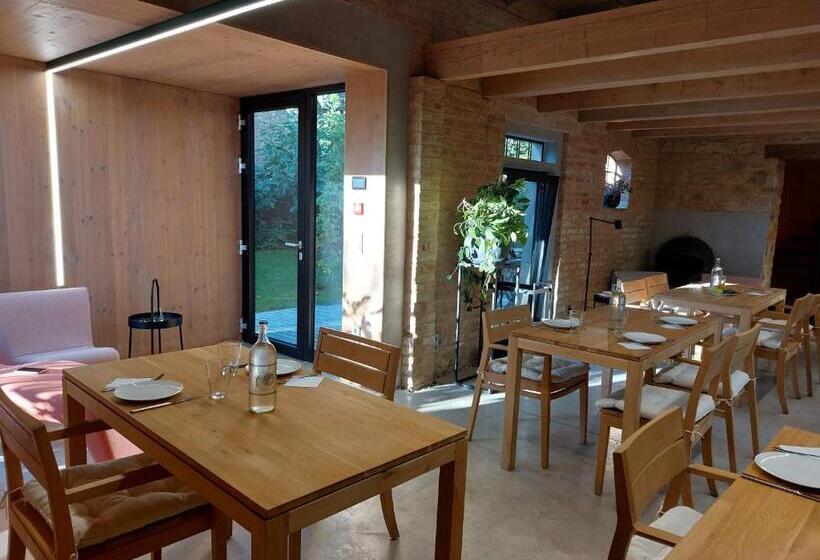 اتاق استاندارد چهار تخته, Almalomb Apartman