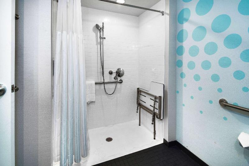 Quarto Estandar Cama King para Deficientes Físicos, Tru By Hilton Goodyear Phoenix West, Az