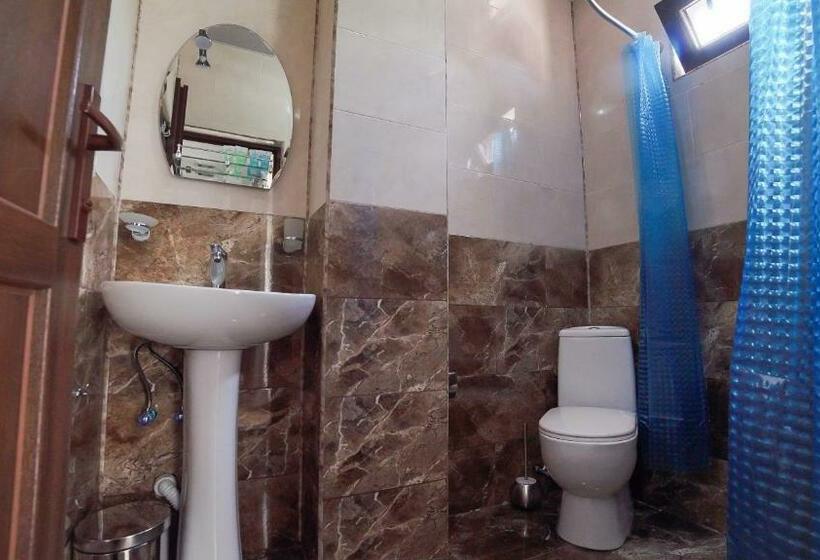 اتاق استاندارد سه تخته با بالکن, Chakvi