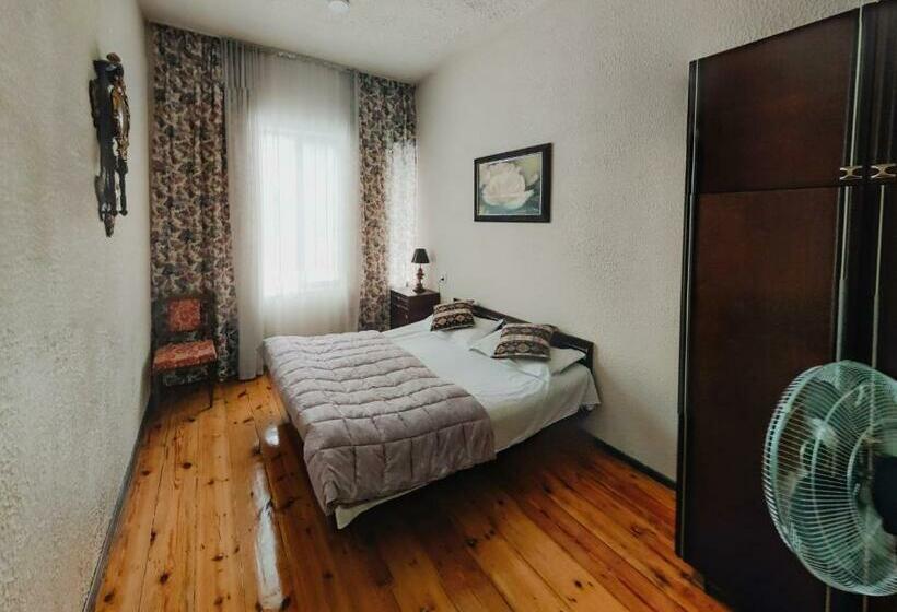 Habitación Estándar, Iveri House