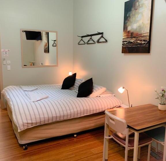 스탠다드 스튜디오, Westside Studio Apartments