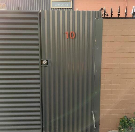 스탠다드 스튜디오, Westside Studio Apartments