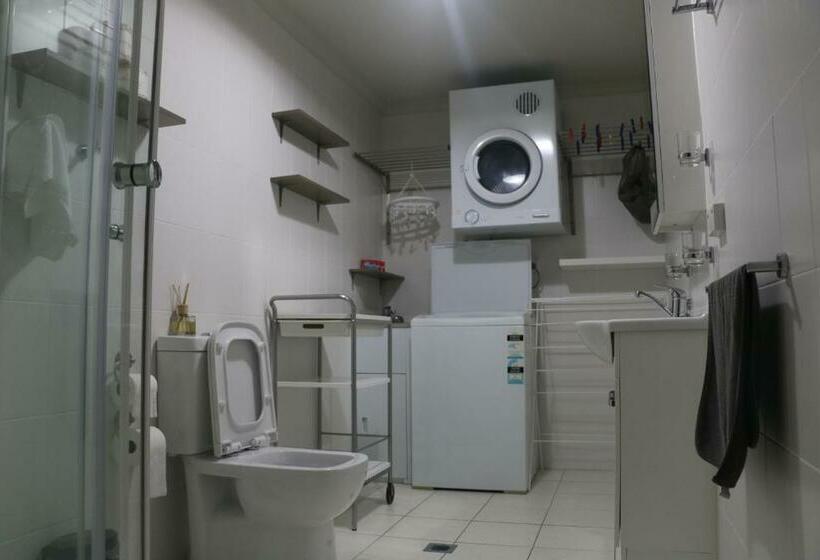 침실 3개 아파트, Westside Studio Apartments