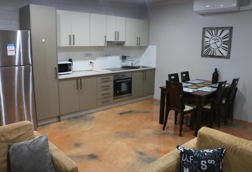 침실 3개 아파트, Westside Studio Apartments