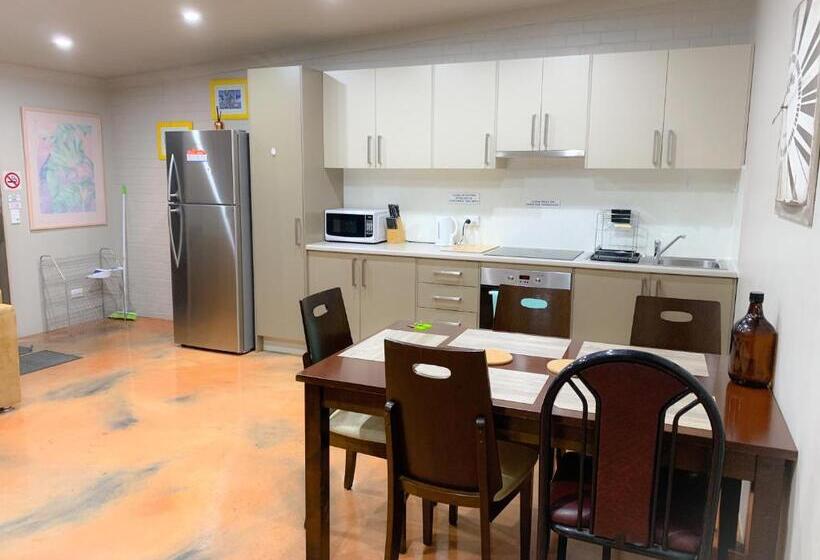 침실 3개 아파트, Westside Studio Apartments