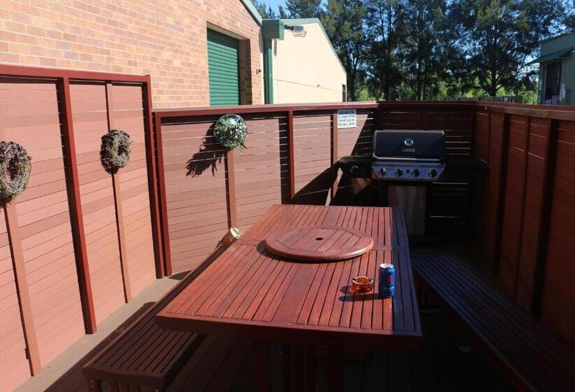침실 3개 아파트, Westside Studio Apartments