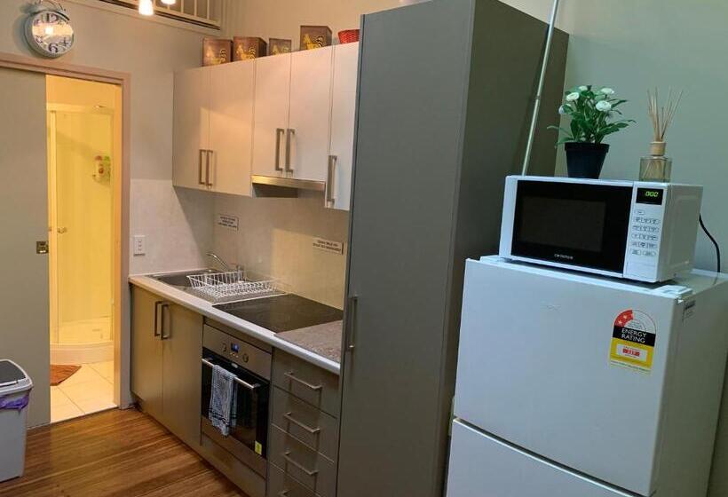 스탠다드 스튜디오, Westside Studio Apartments