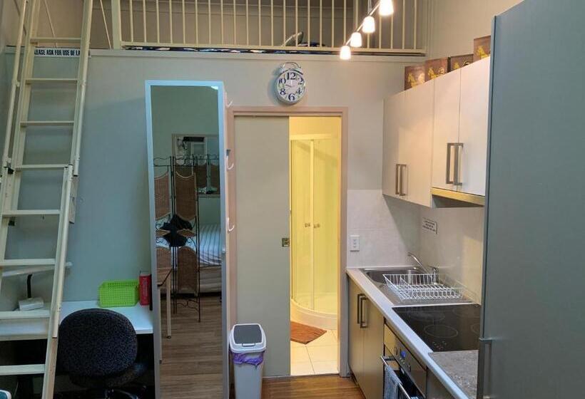 스탠다드 스튜디오, Westside Studio Apartments