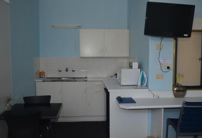 Семейный Номер, Tall Timbers Motel