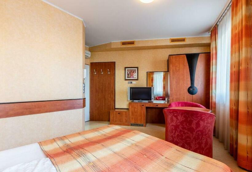 اتاق استاندارد, Corner Motel