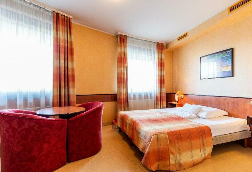 اتاق استاندارد, Corner Motel