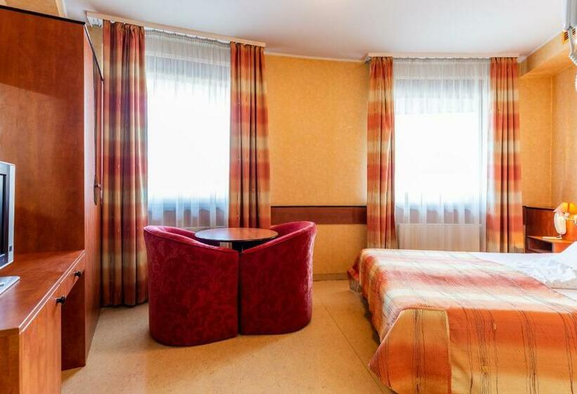 اتاق استاندارد, Corner Motel