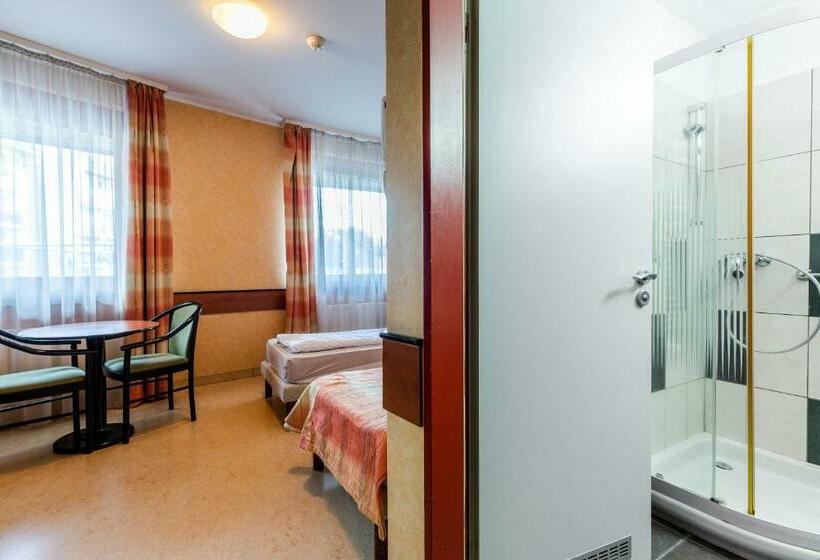 اتاق استاندارد, Corner Motel
