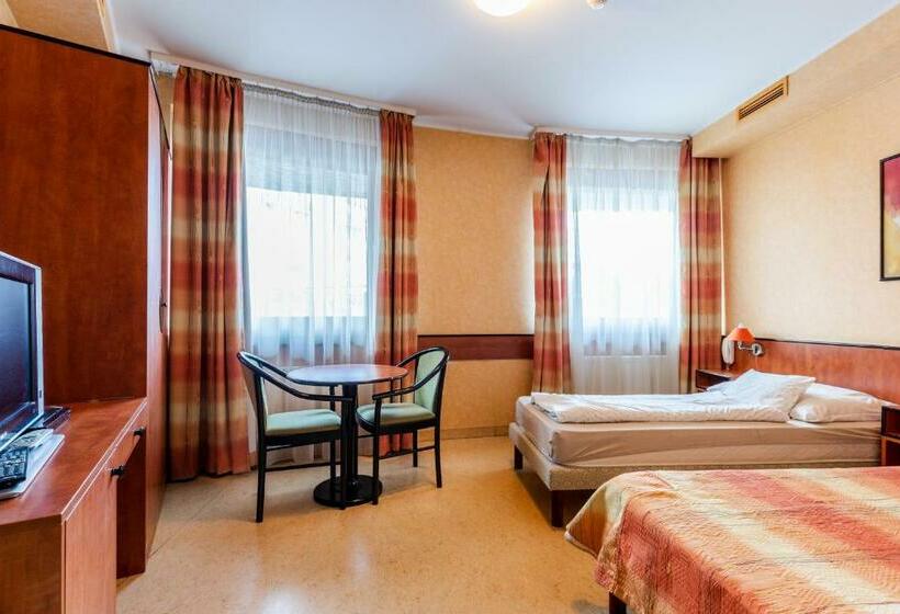 اتاق استاندارد, Corner Motel