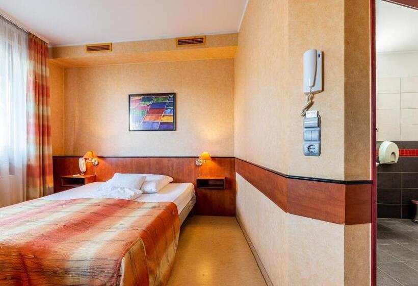 اتاق استاندارد, Corner Motel
