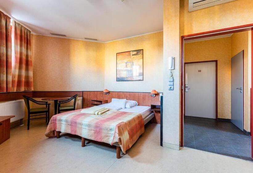 اتاق استاندارد, Corner Motel