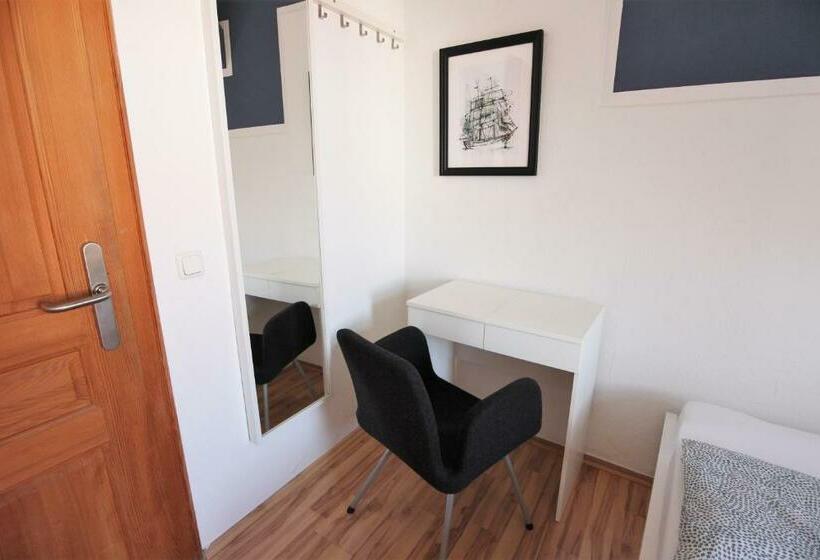اتاق استاندارد با سرویس بهداشتی مشترک, Blue Doors Hostel Altstadt