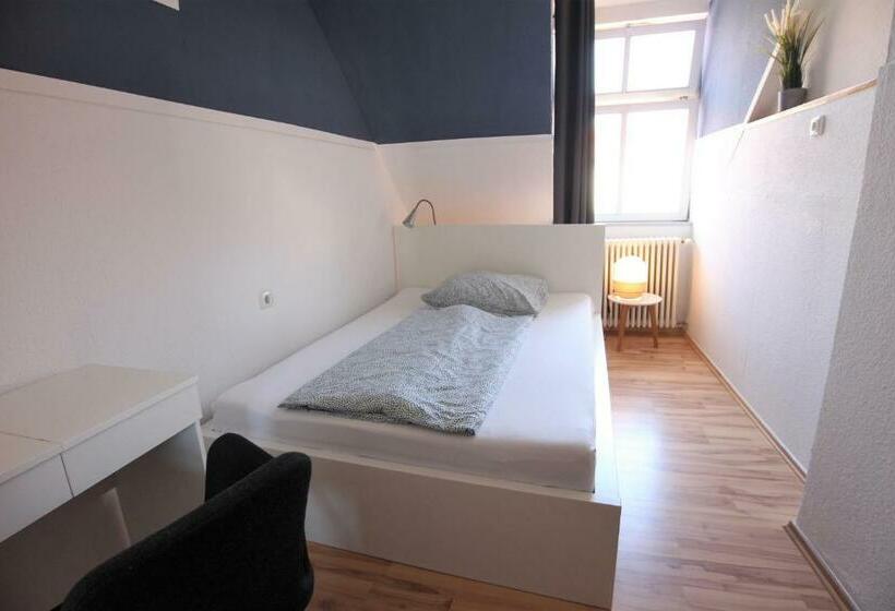اتاق استاندارد با سرویس بهداشتی مشترک, Blue Doors Hostel Altstadt