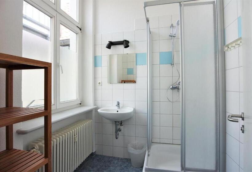 اتاق استاندارد با سرویس بهداشتی مشترک, Blue Doors Hostel Altstadt