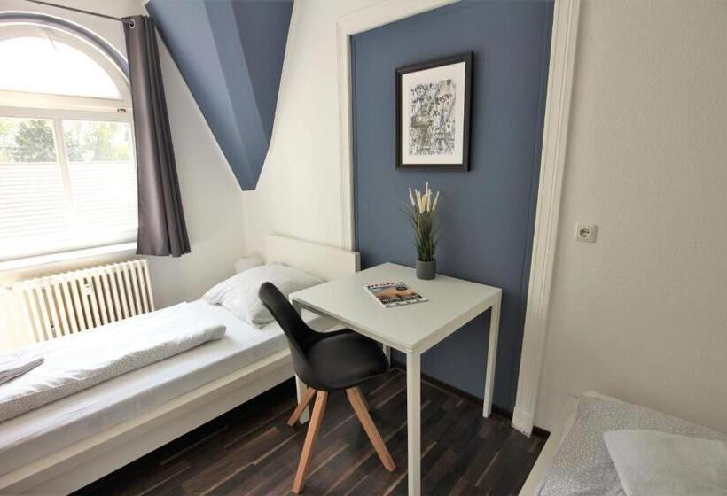 اتاق استاندارد با سرویس بهداشتی مشترک, Blue Doors Hostel Altstadt