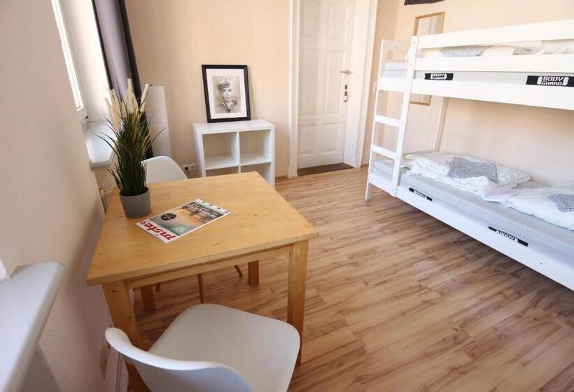 اتاق استاندارد با سرویس بهداشتی مشترک, Blue Doors Hostel Altstadt