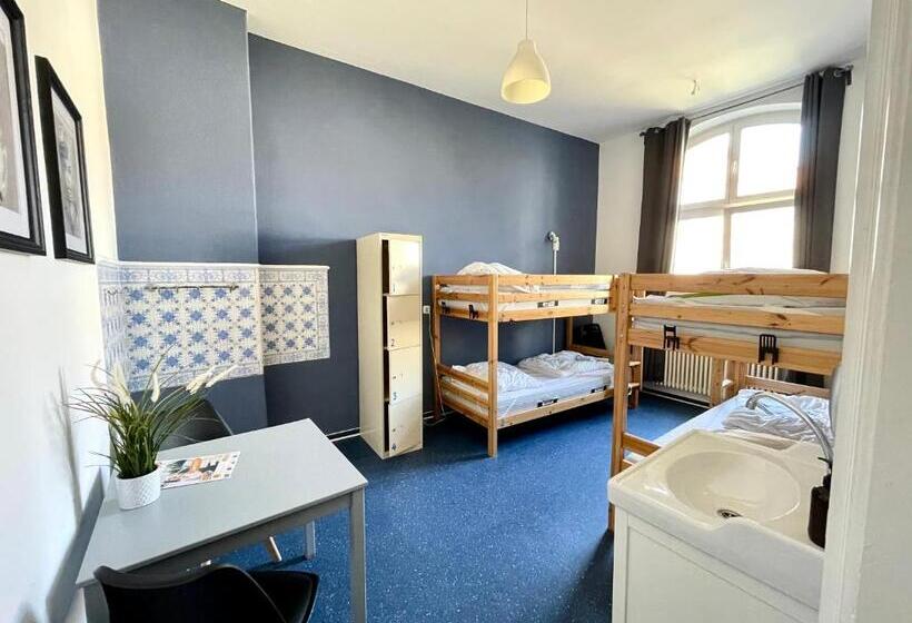 اتاق استاندارد با سرویس بهداشتی مشترک, Blue Doors Hostel Altstadt