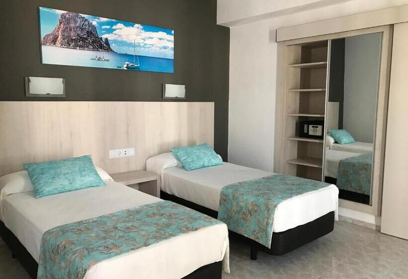 Номер Стандарт с Балконом, Hostal Cervantes