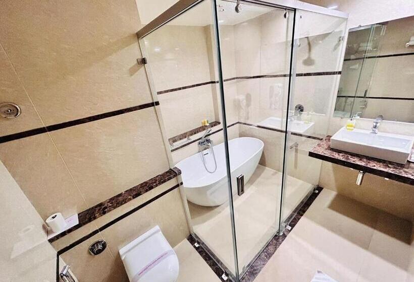 Полулюкс, Boulevard 9 Luxury Resort & Spa