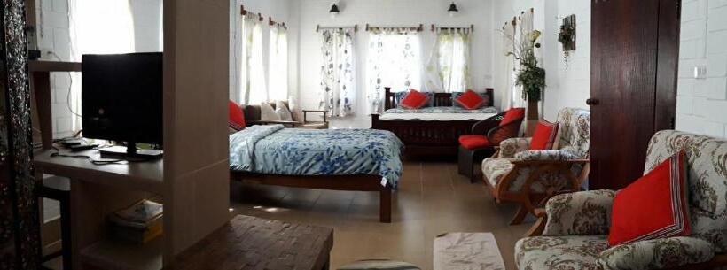 اتاق استاندارد سه تخته با بالکن, Banthorphan Resort